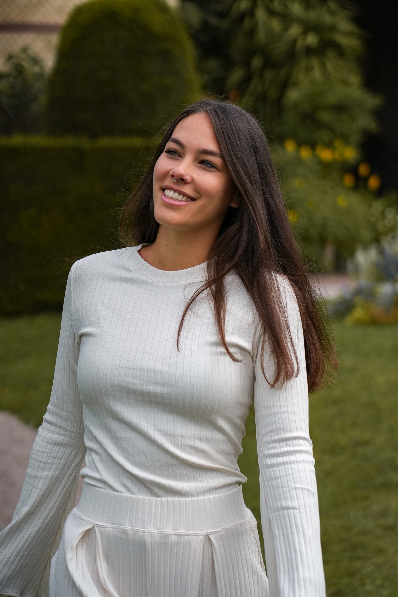 Feminin geschnittener Pullover in Elfenbein, mit voluminösen Trompetenärmeln für einen stilvollen Look.