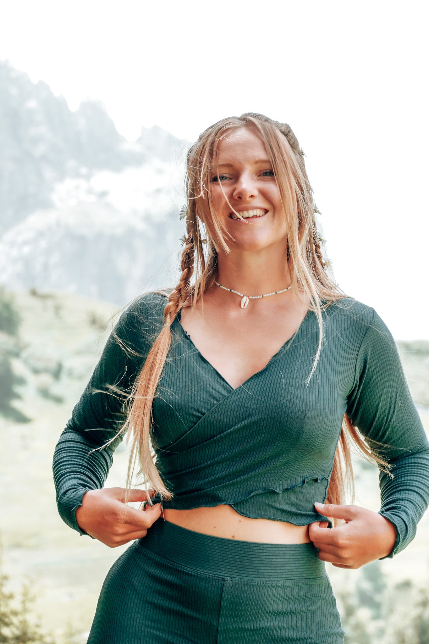 Nachhaltiger und bequemer Crop Pulli in dunkelgrün für den Herbst und Frühling