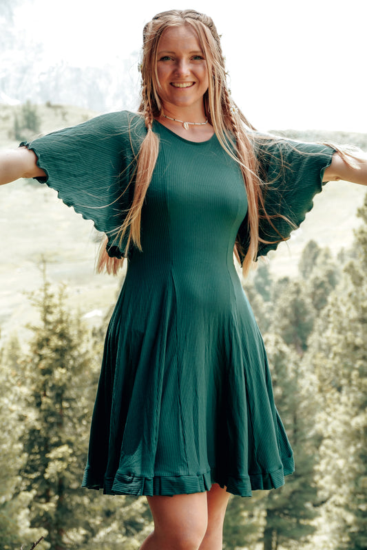 Sommerliches Kleid mit weiten Ärmeln und Rüschen in dunkelgrün