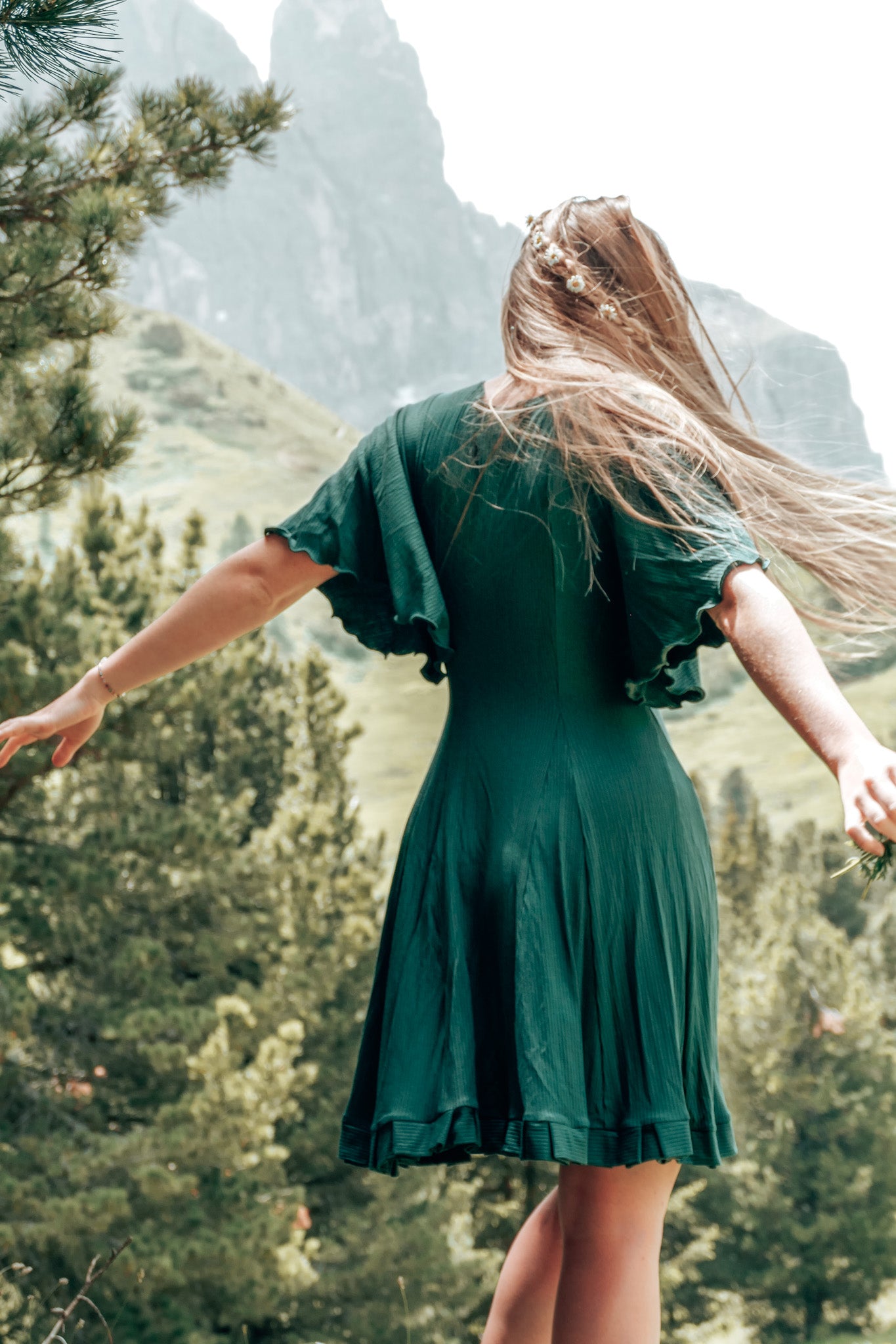 Trendiges und schickes Sommerkleid für Damen aus dunkelgrünem weichem Stoff