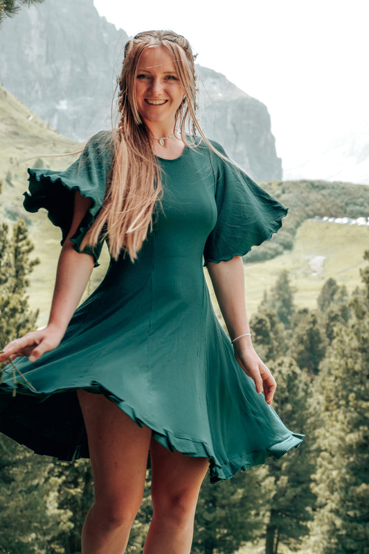 Luftiges und schwingendes Sommerkleid im Trend in dunkelgrün