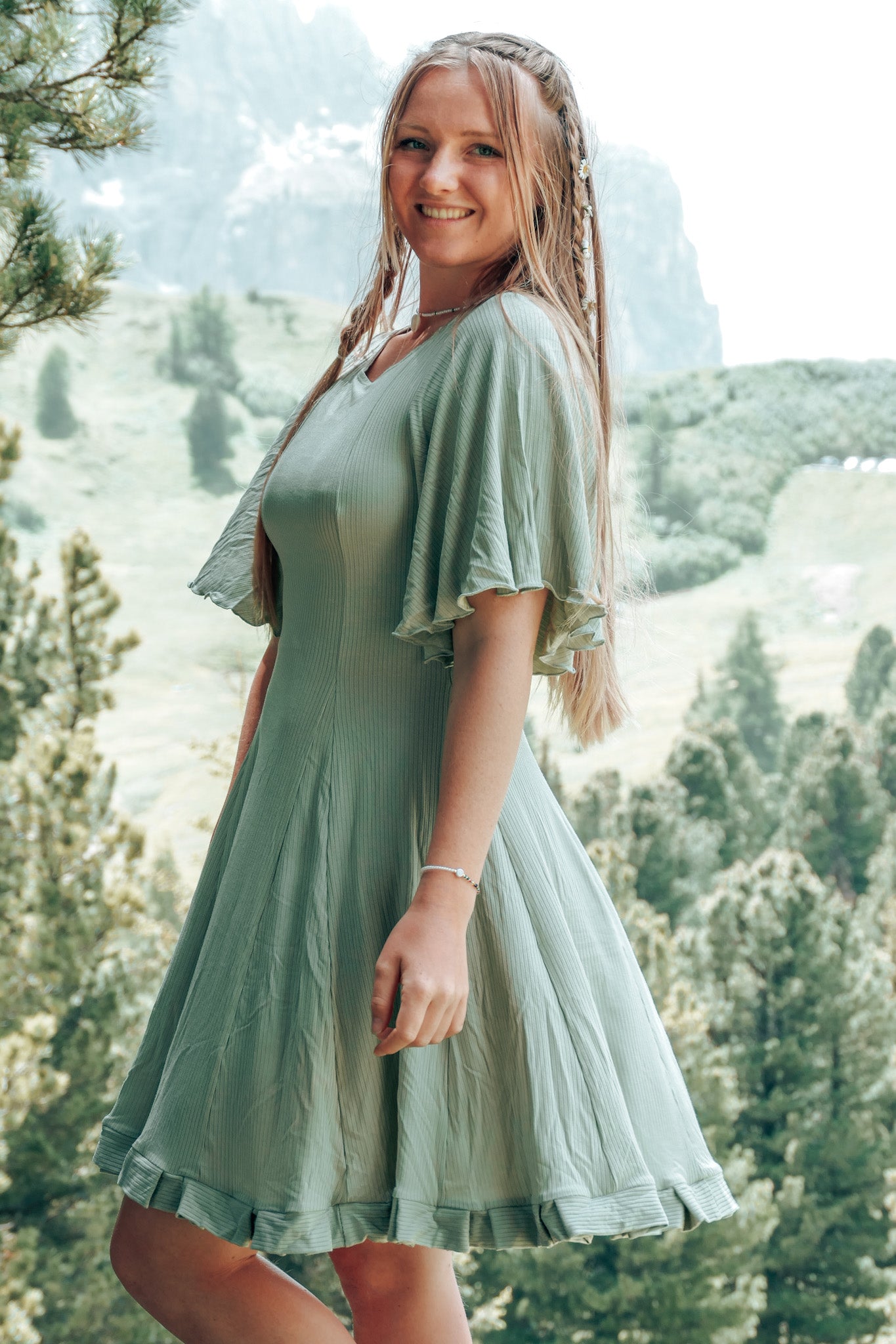 Nachhaltiges und sehr bequemes Sommerkleid mit Rüschen und Taillenbetonung