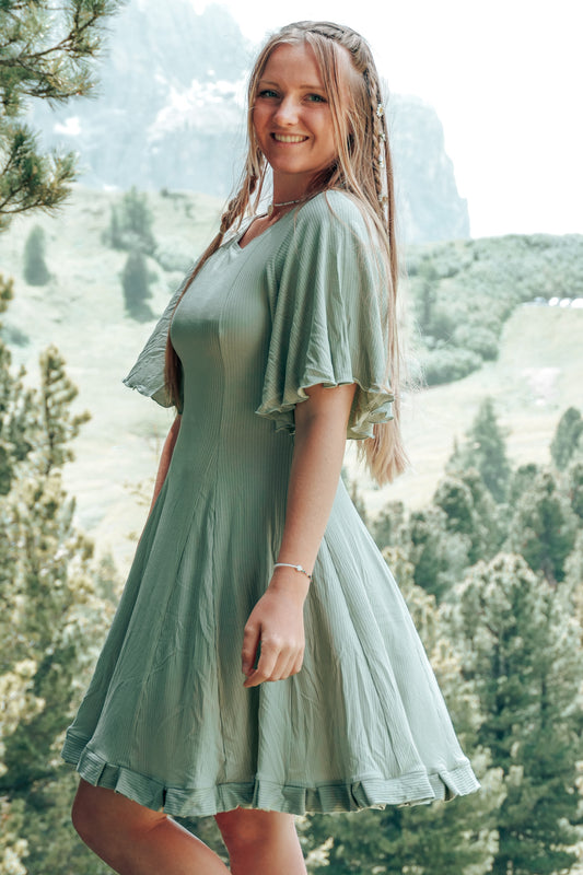 Nachhaltiges und sehr bequemes Sommerkleid mit Rüschen und Taillenbetonung