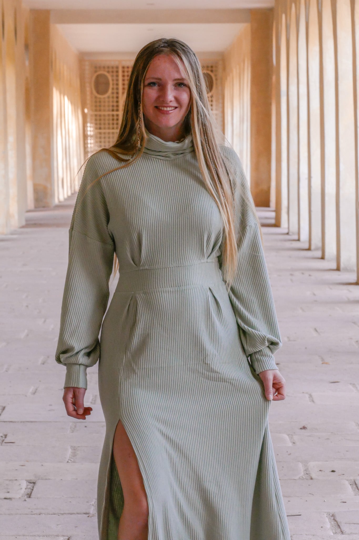 Weiblicher und moderner Schnitt des langen Winterkleids mit Schlitz  aus nachhaltigem Strickstoff