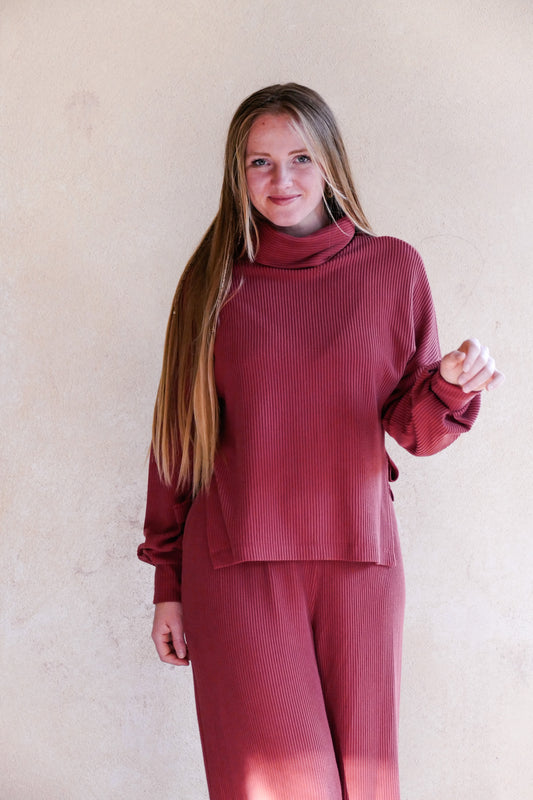 Rostroter Oversize-Pullover mit weitem Schnitt und Rollkragen