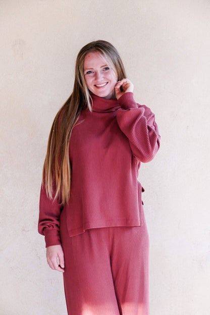 Locker fallender Damenpulli mit figurbetonter Silhouette