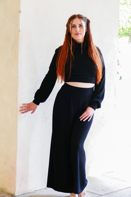 Bequeme und warme Hose mit hohem Bund in schwarz mit Rippen aus nachhaltigem Stoff