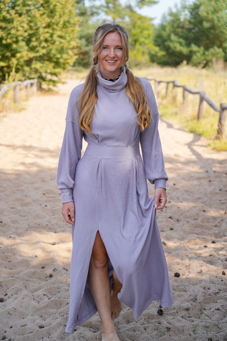 Elegantes Bodenlang-Kleid mit kunstvollen Falten, das eine schmeichelhafte Silhouette kreiert.