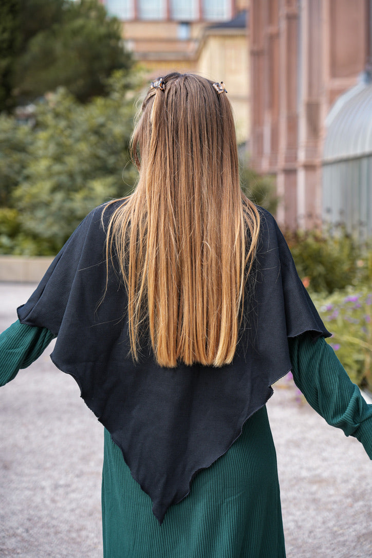 Schlichter Poncho in eleganter Optik, ideal zu Kleidern für einen schicken Look.