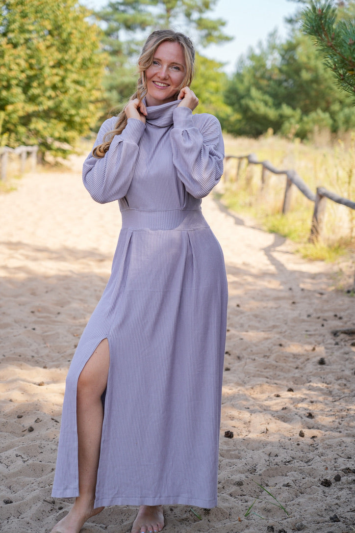 Langes Kleid in zartem Flieder mit elegantem Schlitz am rechten Bein für einen femininen Look.