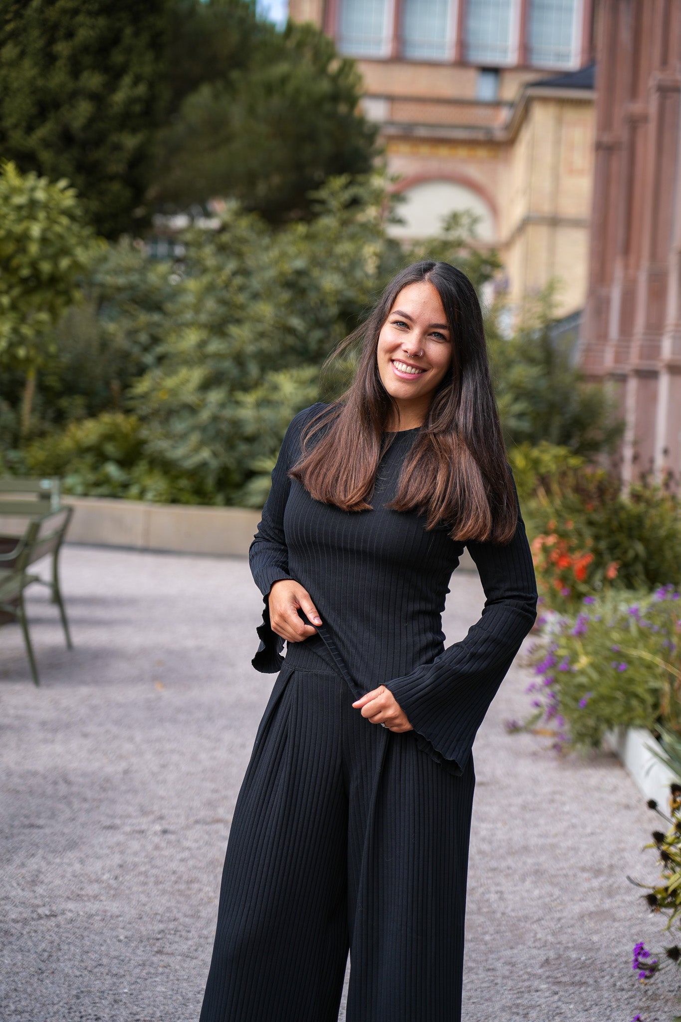 Eleganter Pulli aus Bio-Baumwolle mit Rüschen und trompetenförmigen Ärmeln für eine weibliche Silhouette.