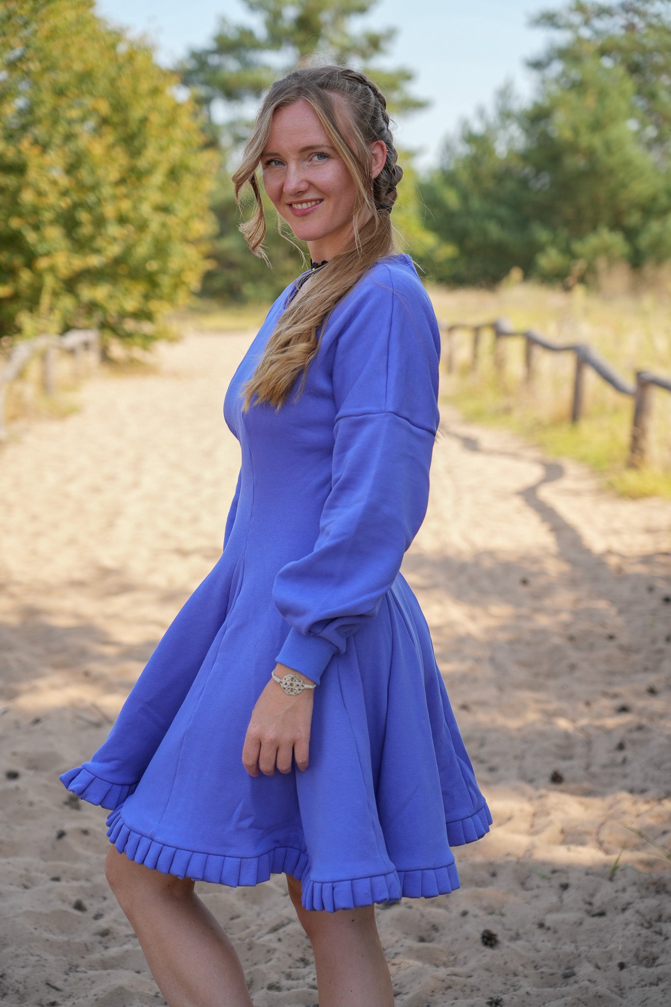Damenkleid in sanftem Blauviolett, ideal für elegante Winterlooks.