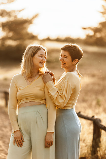 Crop-Pulli aus nachhaltigem Tencel in zartem Gelb 