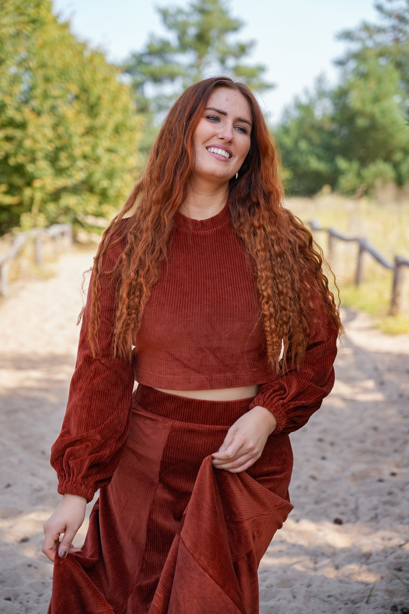 Trendiger kurzer Pulli in rustikalem Sienna, ideal für elegante Outfits und lässige Tage.