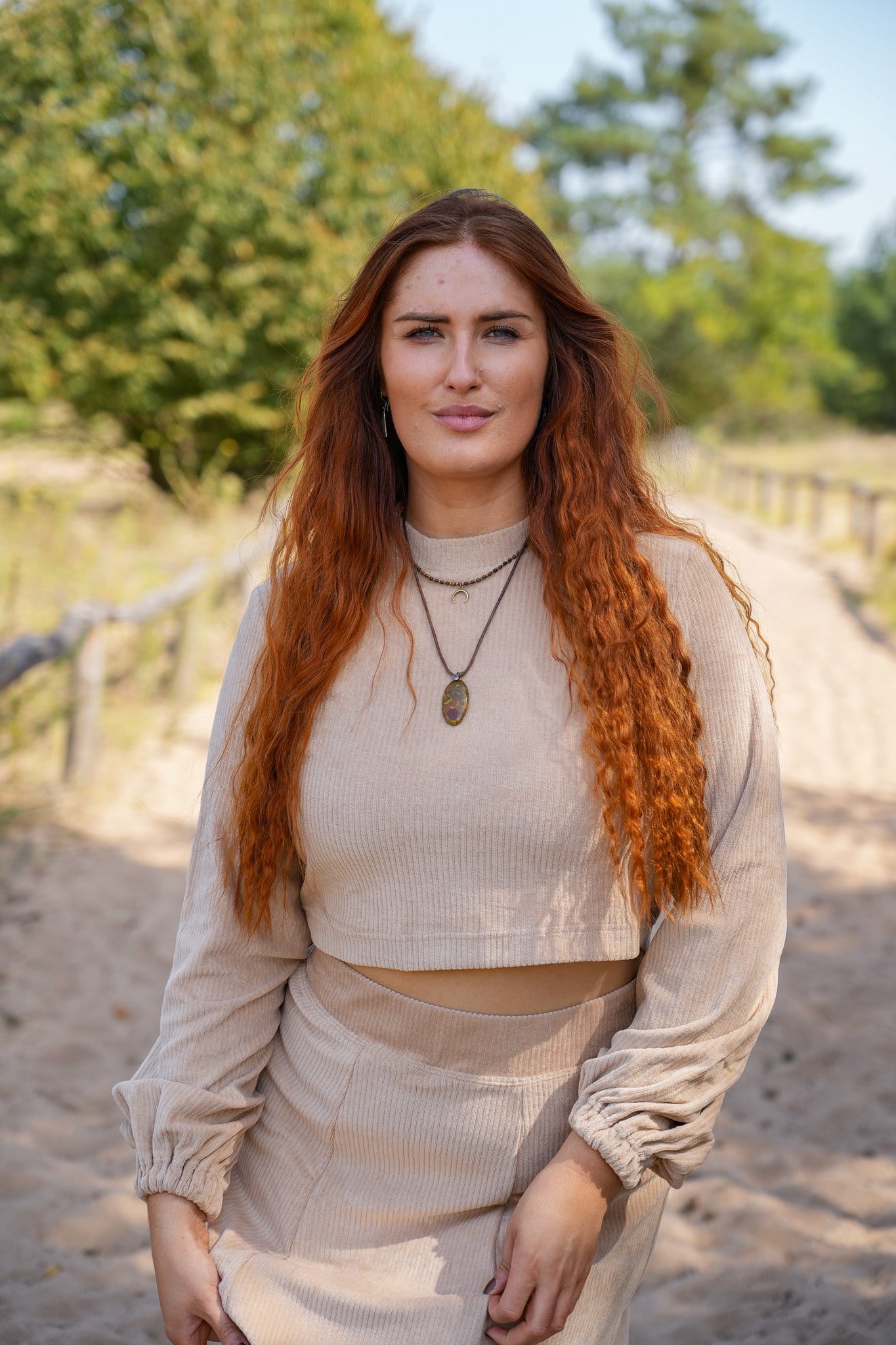 Luxuriöser Kurzpullover in Dune mit weichem Cordmaterial und tailliertem Schnitt