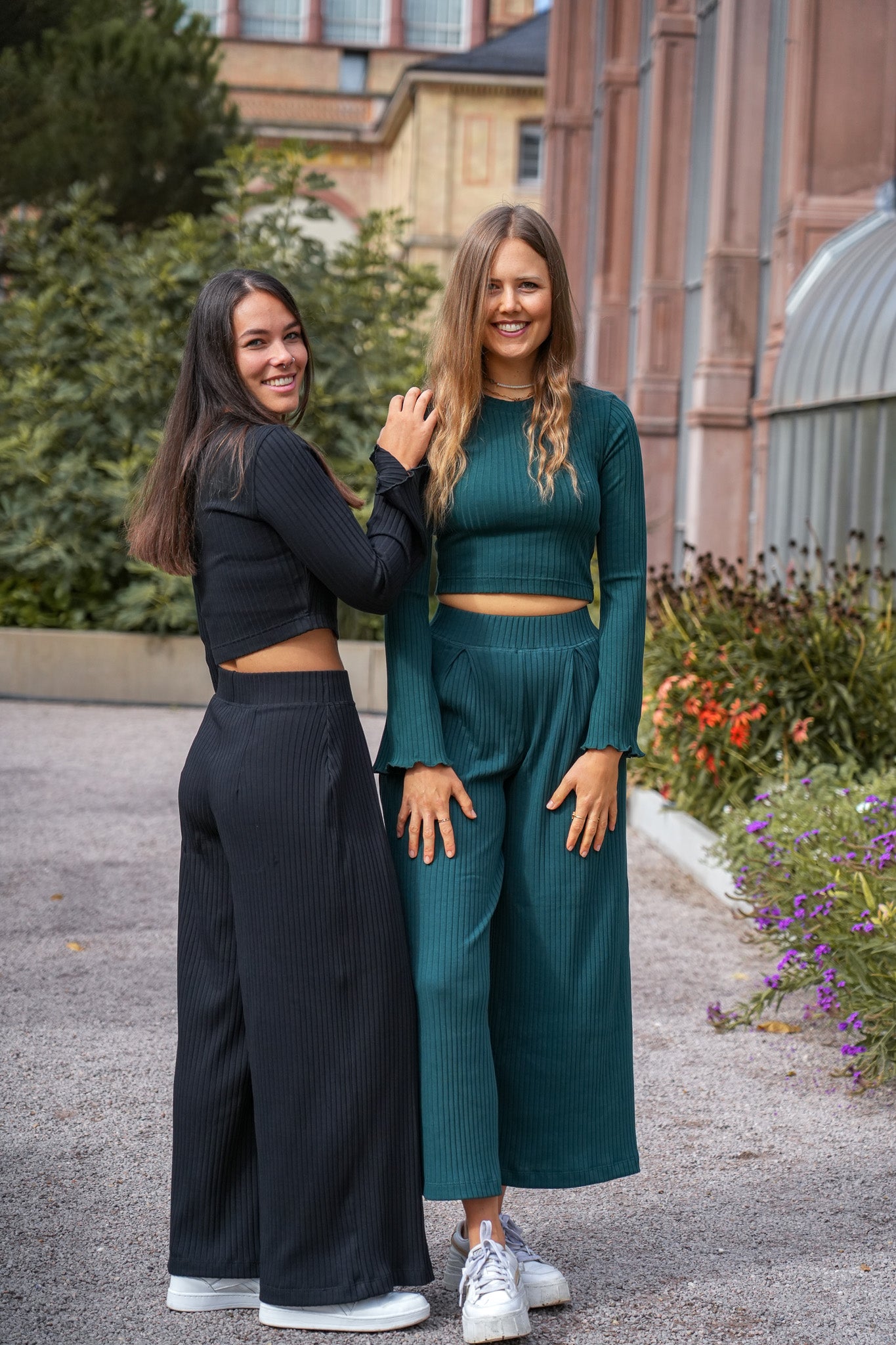 Moderne und gerippte Hose in Petrol, gefertigt aus nachhaltigen Stoffen, ideal für lässige und elegante Looks.