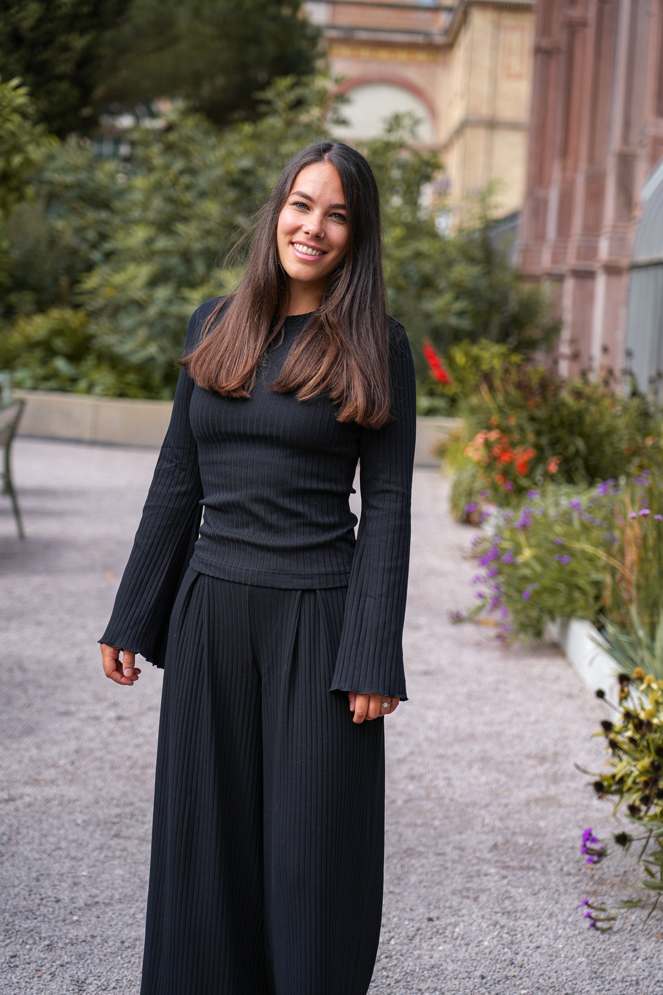 Nachhaltiger Pullover in klassischem Schwarz mit figurschmeichelndem Schnitt und stilvollen Details.