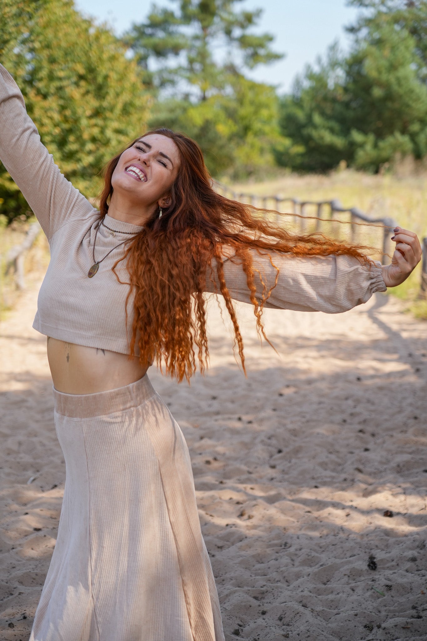 Marleen Crop-Pullover in Dune mit femininen Ballonärmeln und modernem, tailliertem Look