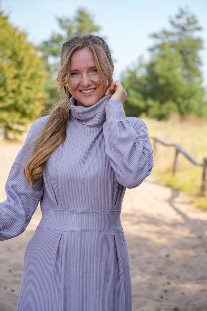 Nachhaltiges Kleid mit Rollkragen und weiten Ärmeln, hergestellt in Deutschland in flieder.