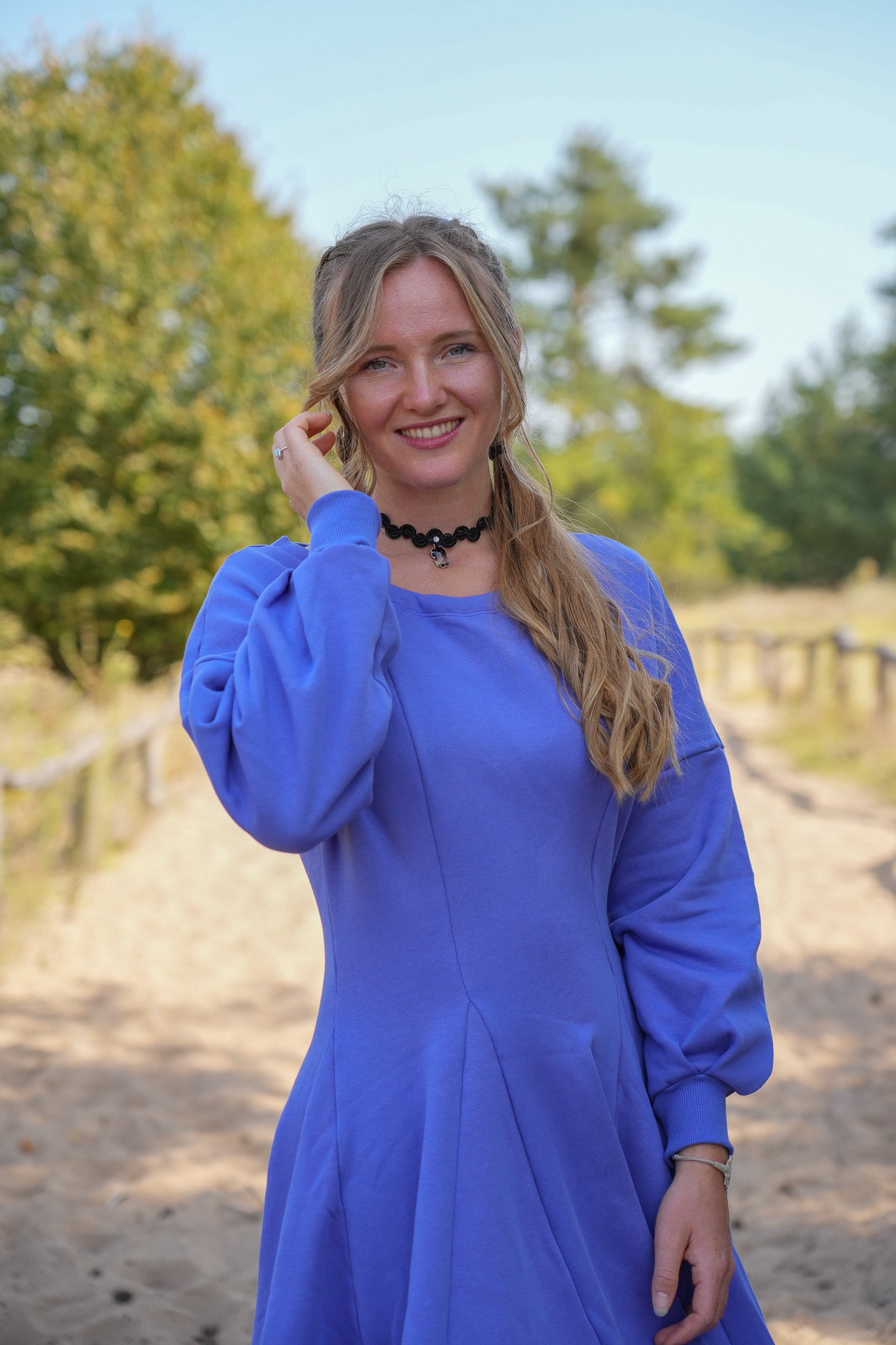 Lässiges Kleid in rauchigem Purpurblau, mit betonter Taille für einen modernen Look.