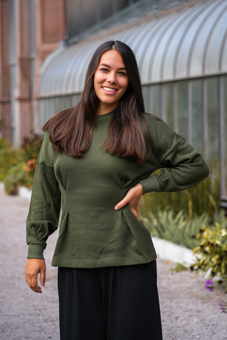 Strickpullover für Damen mit Weiten Ärmel mit Bündchen, die einen eleganten Kontrast zur Taille bilden.