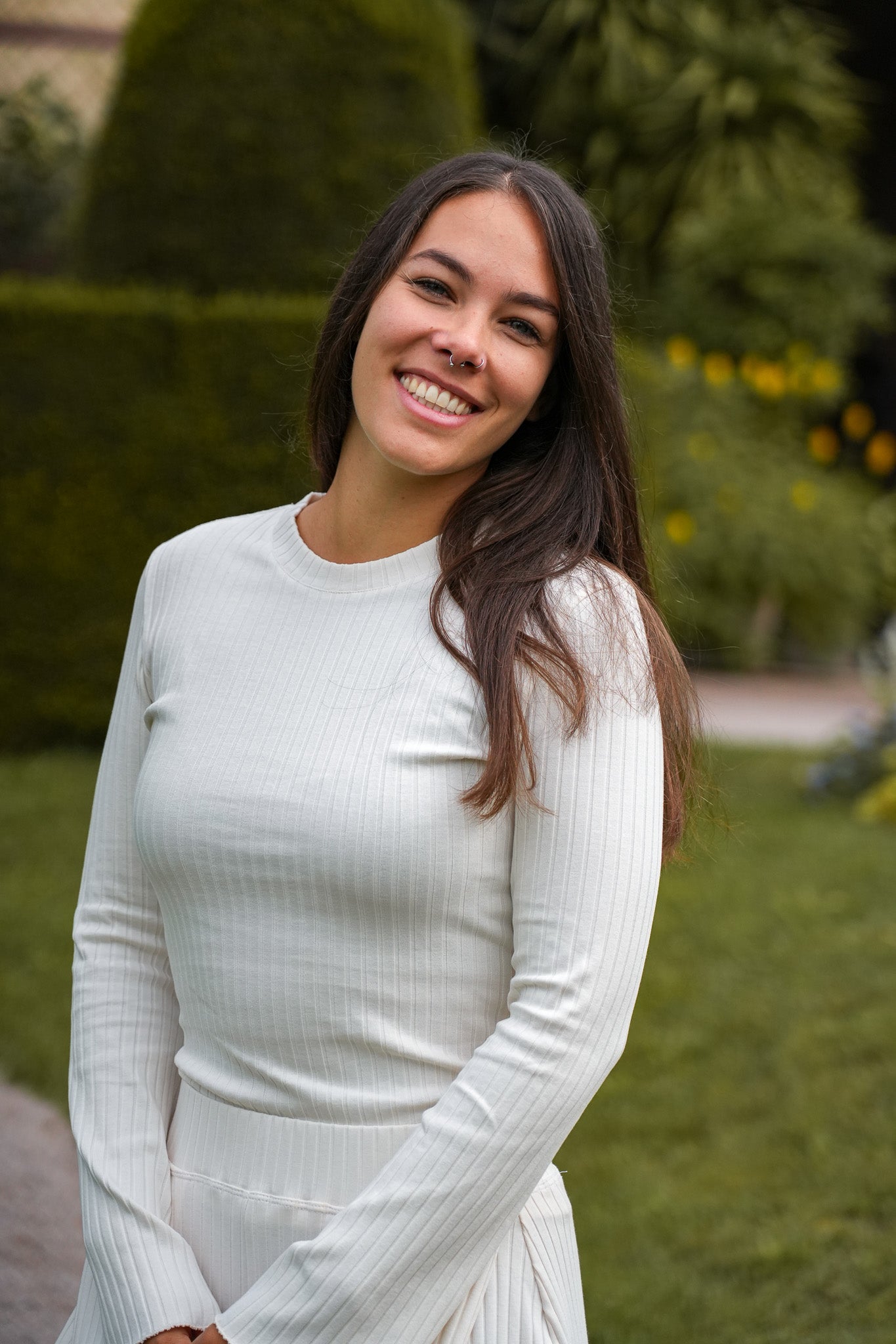 Eleganter Pullover in Creamy White, nachhaltig aus Bio-Baumwolle in Deutschland gefertigt.