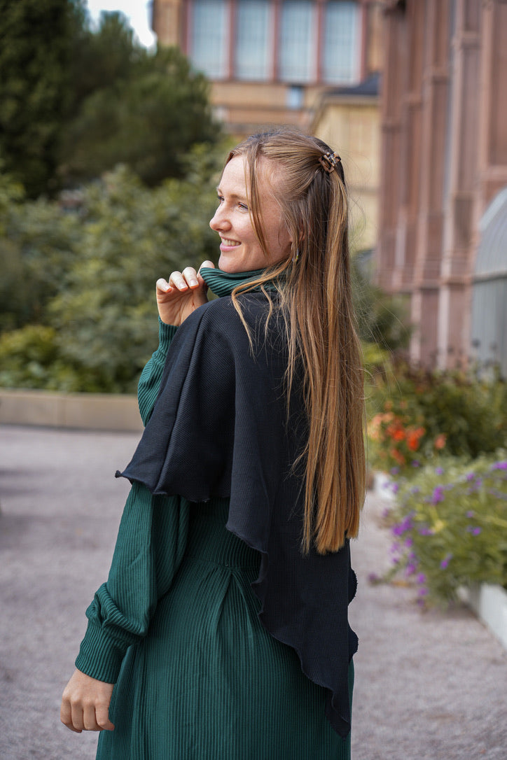 Schwarzer und moderner Poncho mit hochwertigem Material, vielseitig kombinierbar für jede Gelegenheit.