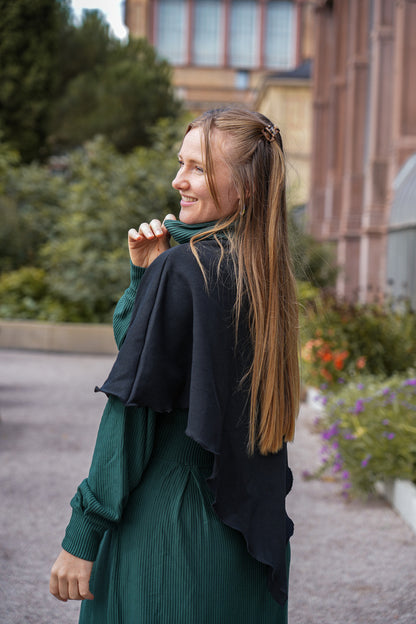 Schwarzer und moderner Poncho mit hochwertigem Material, vielseitig kombinierbar für jede Gelegenheit.