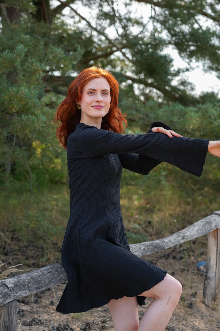 Hochwertiges Kleid in tiefem Schwarz, ideal für modische und umweltbewusste Frauen.