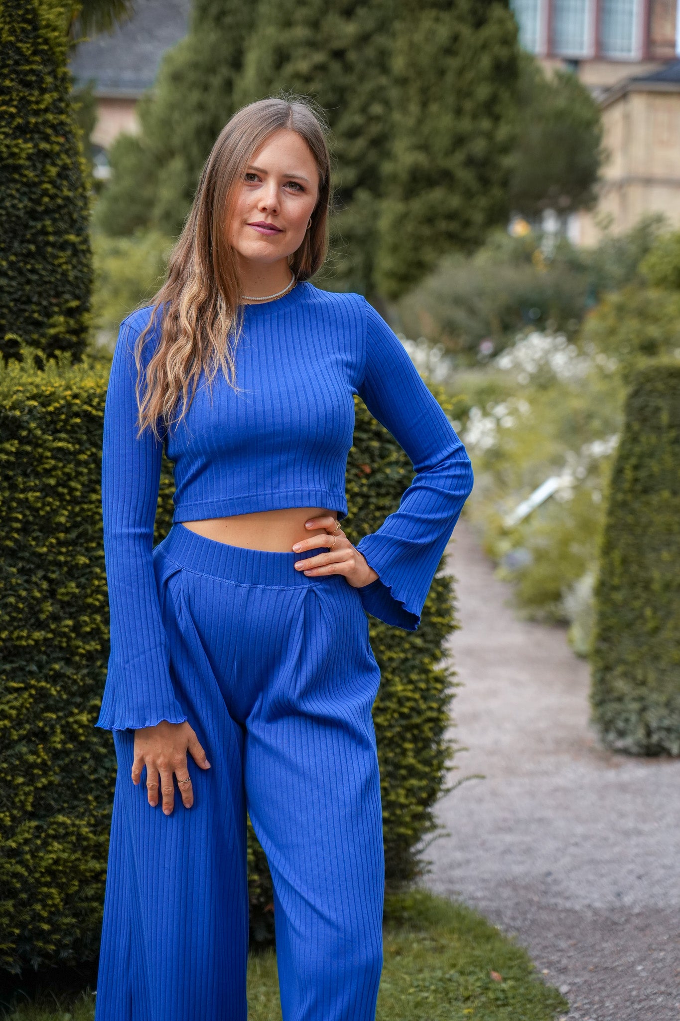 Wunderschöne und nachhaltige High Waist Hose mit weitem Bein aus Bio-Baumwolle in blau.