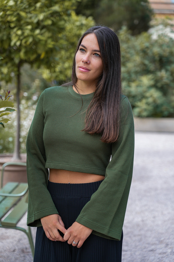 Edler Crop Pulli in Tannengrün, nachhaltige Herstellung in Deutschland mit eleganten Trompetenärmeln.