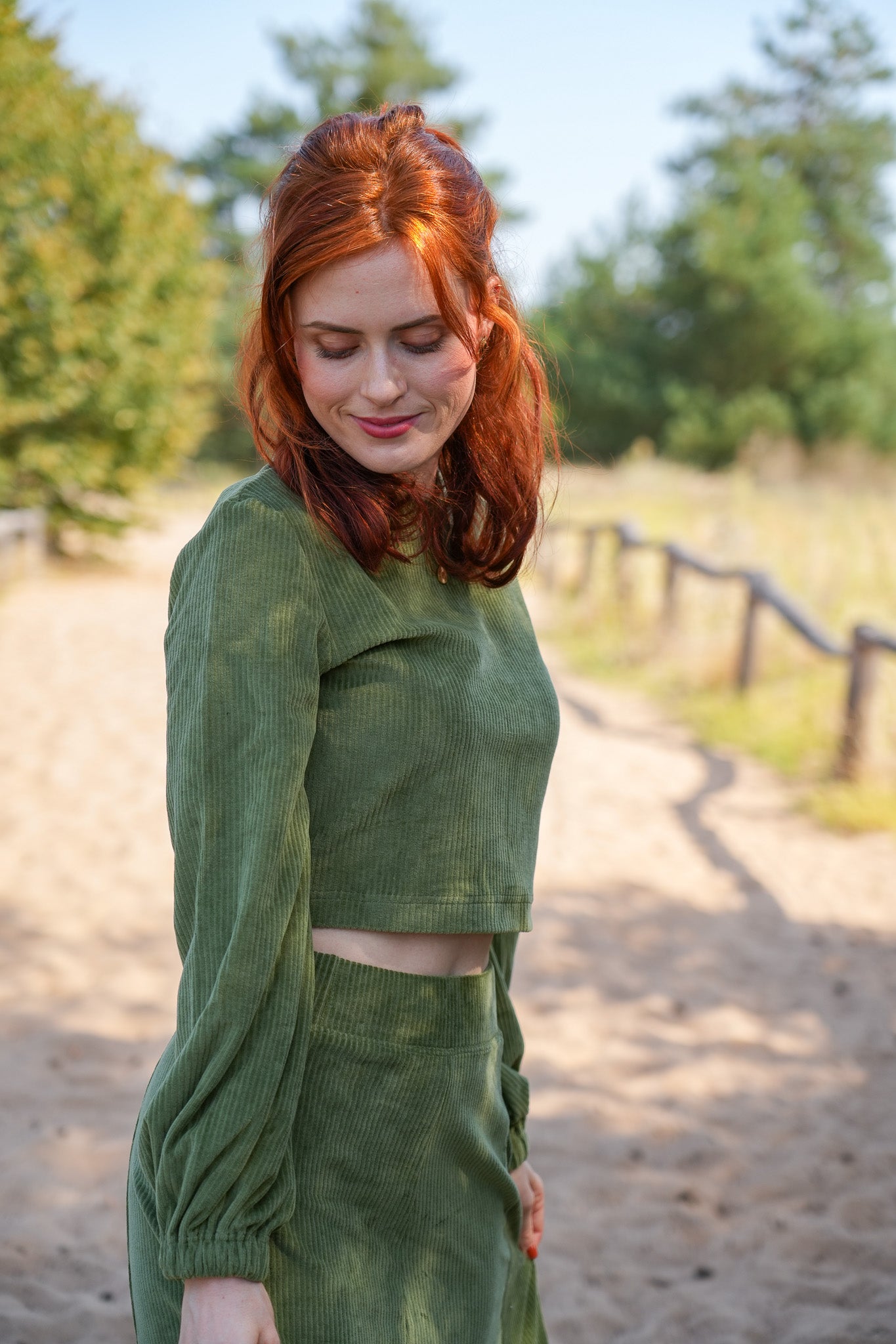 Luxuriöser Taillen-Pullover in erdigem Olive, gefertigt aus 100 % GOTS-zertifiziertem Cord für maximalen Komfort.