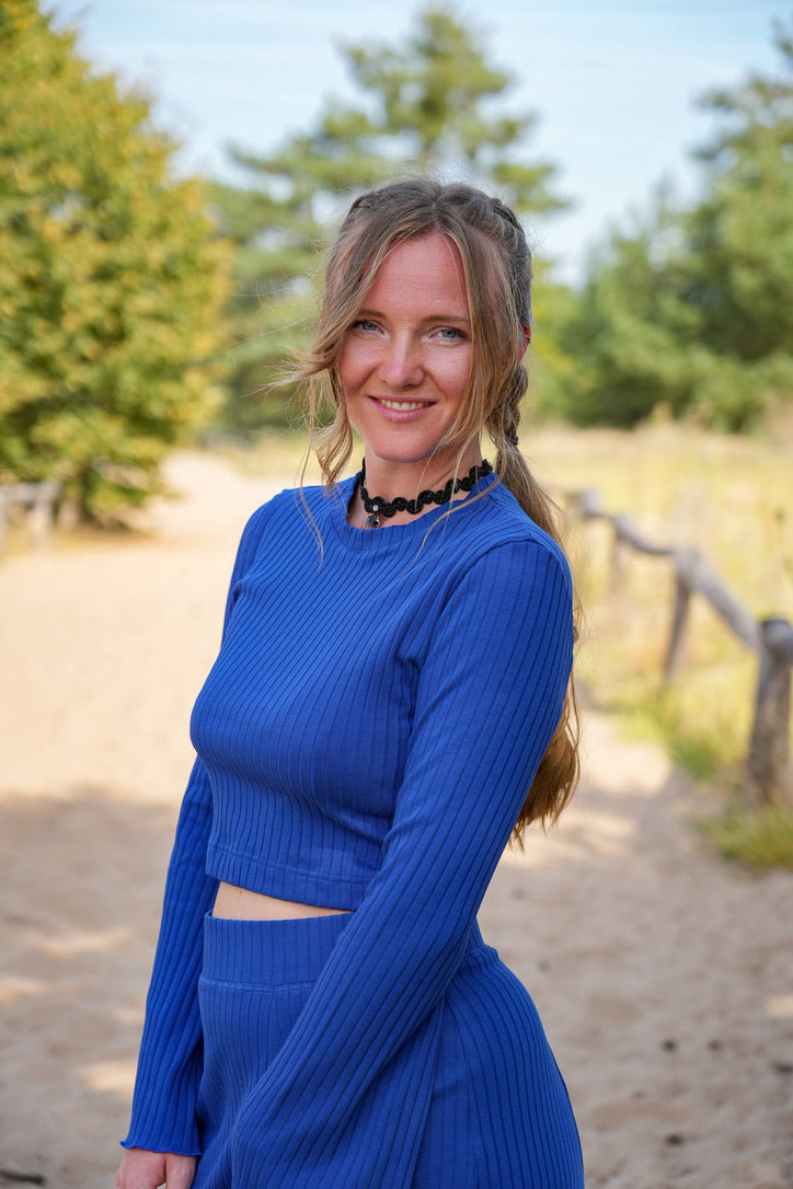 Trendiger Crop Pullover in strahlendem Blau, der die Silhouette betont und für Komfort sorgt.