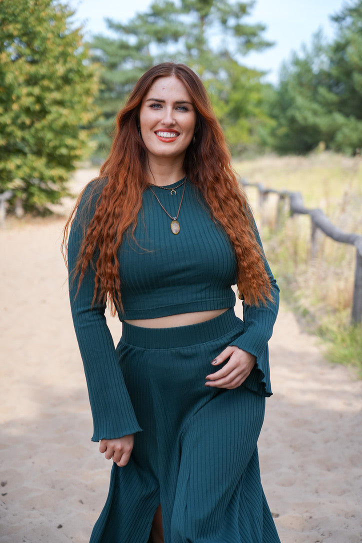 Eleganter Crop-Pullover in tiefem Dunkelgrün, ideal für moderne Outfits.