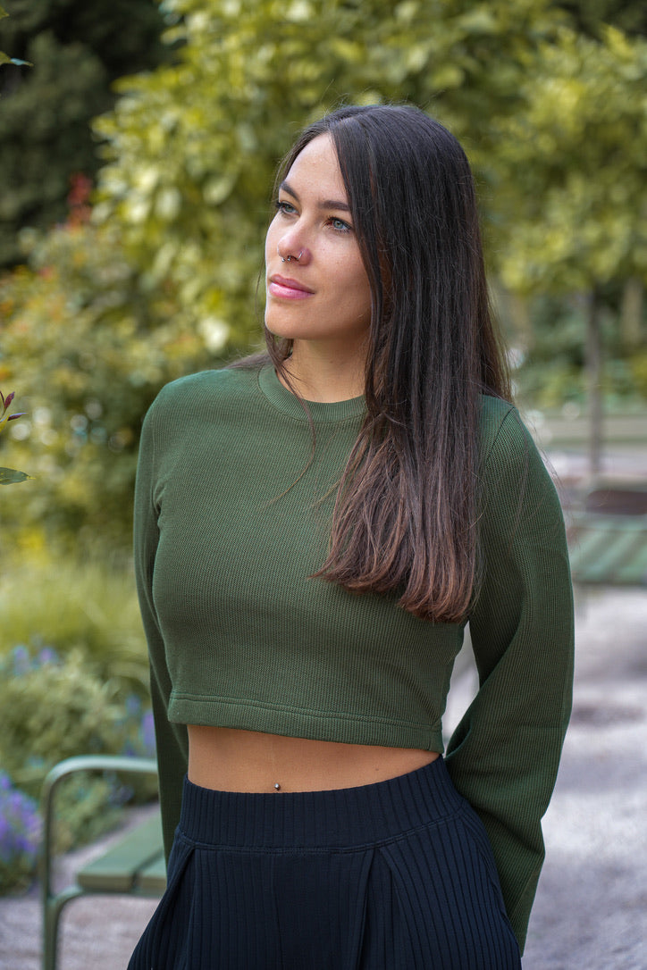 Nachhaltiger Crop-Pullover in edlem Green Khaki, gefertigt aus Bio-Baumwolle für den modernen Look.