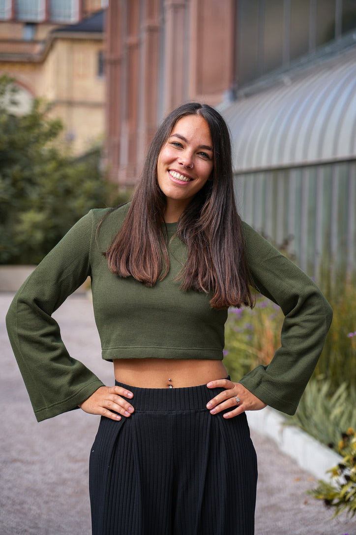 Schlichter, eleganter Pullover in dunklem Grünton, umweltfreundlich produziert mit Trompetenärmeln.