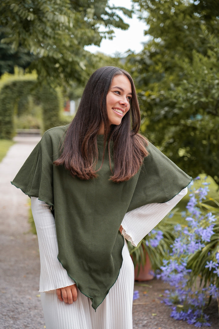 Eleganter Poncho in Green Khaki, ideal für kühle Temperaturen und vielseitige Looks.