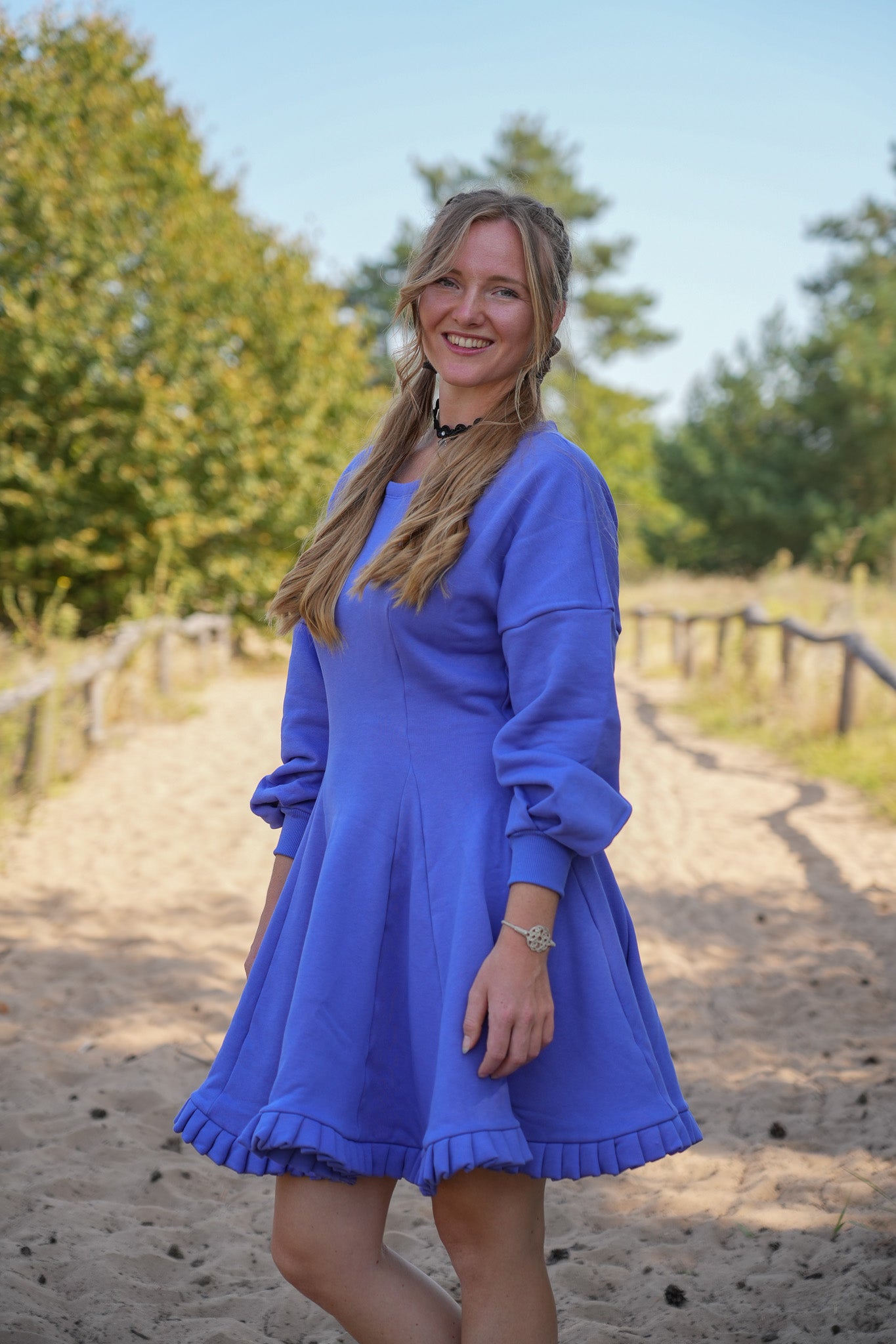 Feminines Kleid in intensivem Lavendelblau, aus weicher Bio-Baumwolle gefertigt und Rüschensaum sowie schwingendem Rock