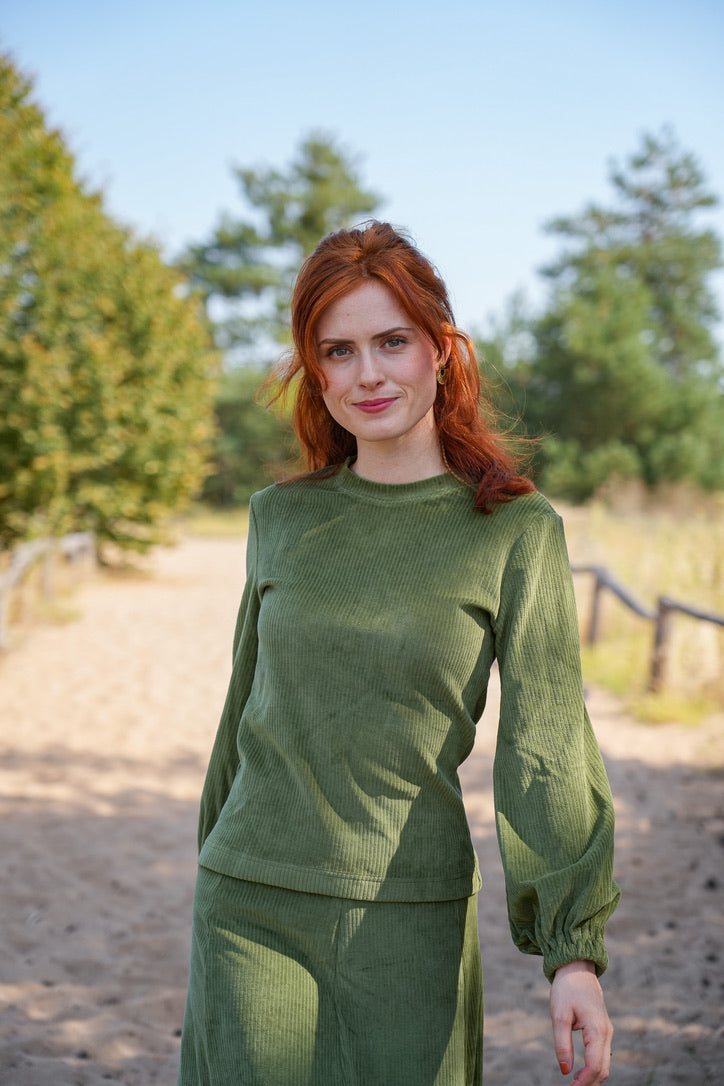 Cord-Pullover in Olive, gefertigt aus nachhaltigem, umweltfreundlichem Material, mit femininer Silhouette.