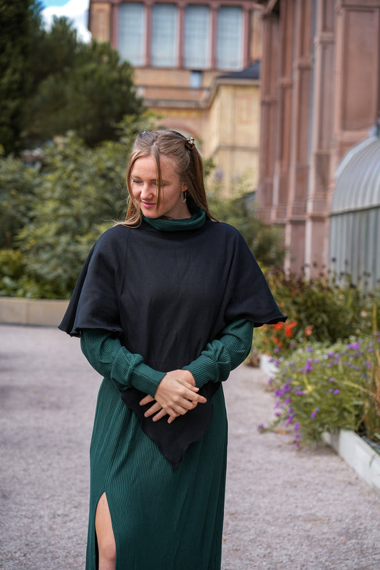 Schlichter und moderner Poncho in tiefschwarzer Farbe, ideal für jedes Wetter.