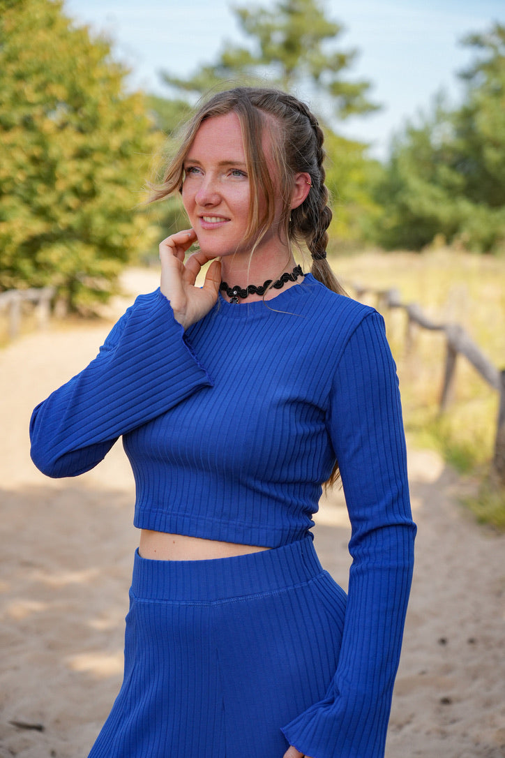 Kraftvoller Crop Pullover in leuchtendem Blau mit verspielten Trompetenärmeln und Rüschensaum.