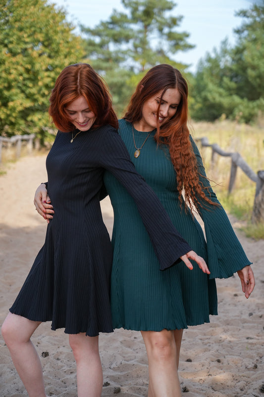 Modisches und wunderschönes Damenkleid in tiefem Grün, perfekt für stilbewusste Frauen und als perfektes Strickkleid für den Winter aus Bio-Baumwolle.