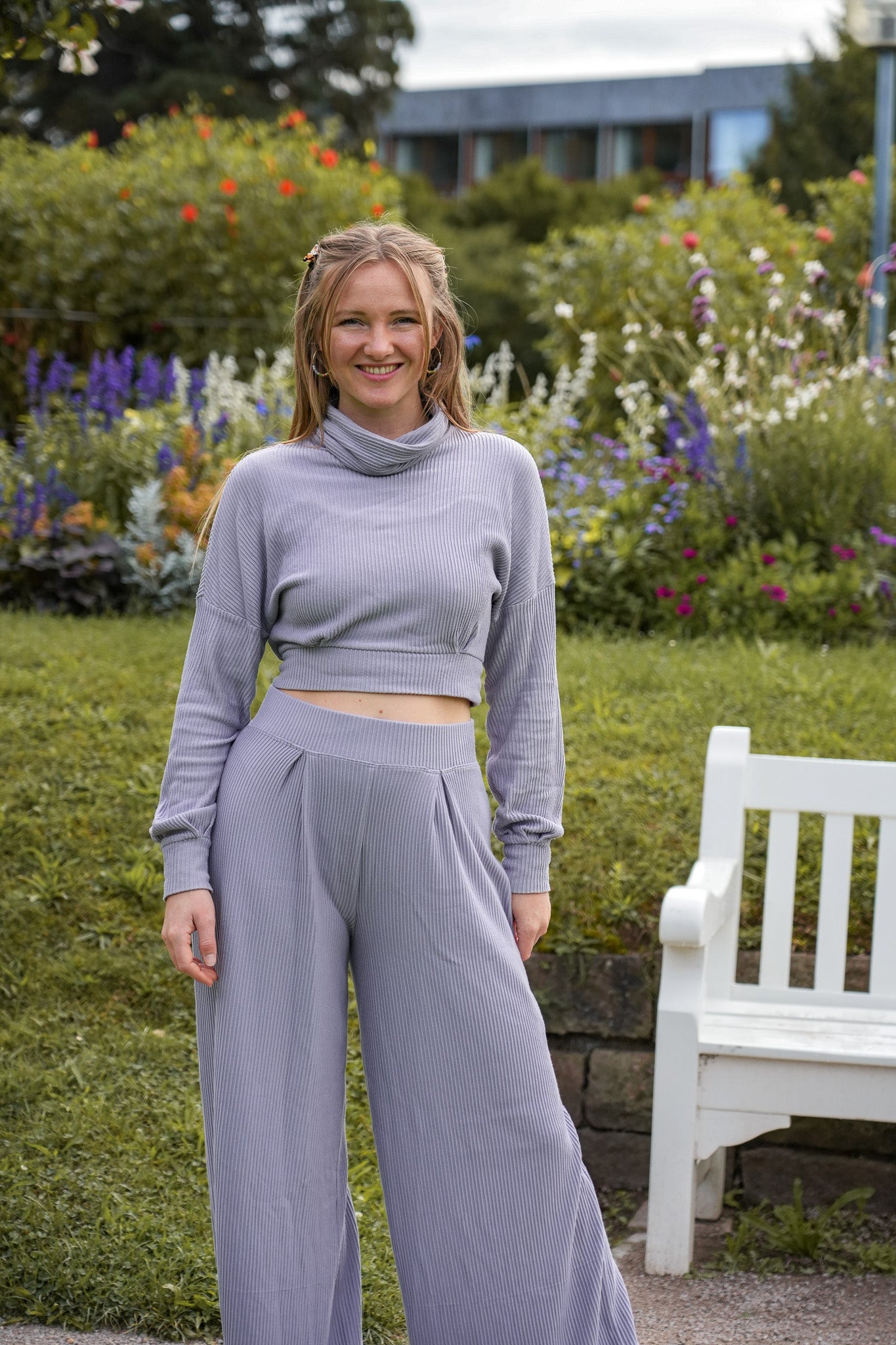 Moderne und trendige Hose mit sehr weitem Bein aus geripptem Stoff in der Farbe flieder