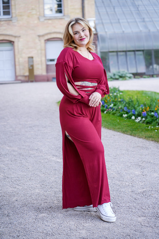 Weite High Waist Damenhose in Kirschrot mit Schlitz und Rüschensaum aus Tencel