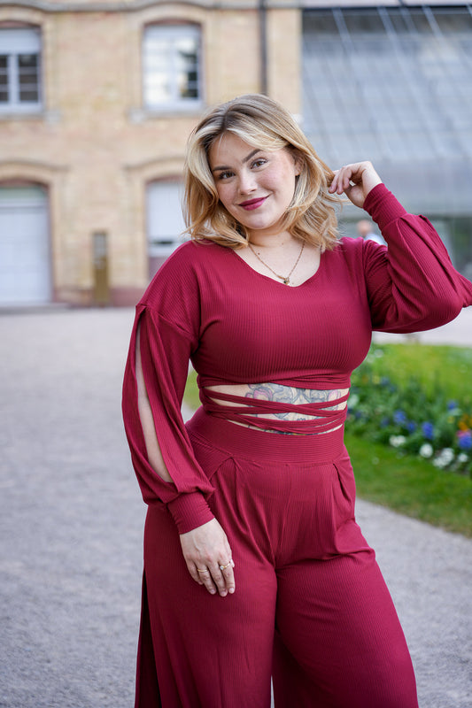 Rotes Damenoberteil mit Bändern an der Taille und Schlitzärmeln aus Tencel