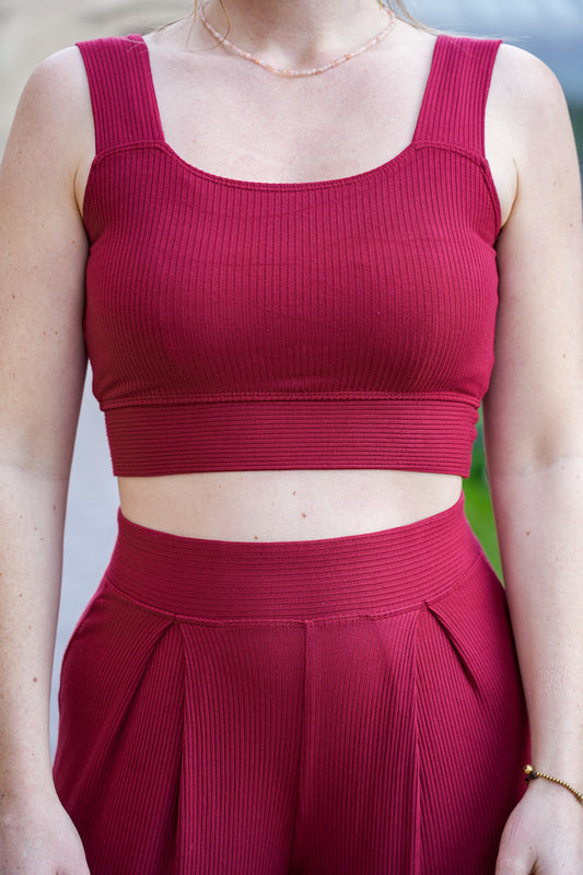 Rotes Crop Top mit breiten Trägern und Bündchen