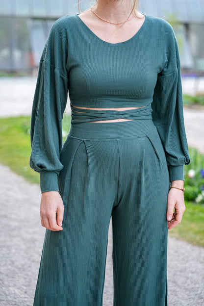 Nachhaltige High-Waist-Hose in tiefem Grün mit elegantem Design