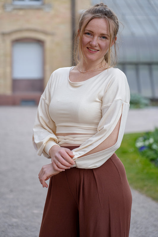 Nachhaltiger Crop-Pulli mit Schlitzen an den Ärmeln