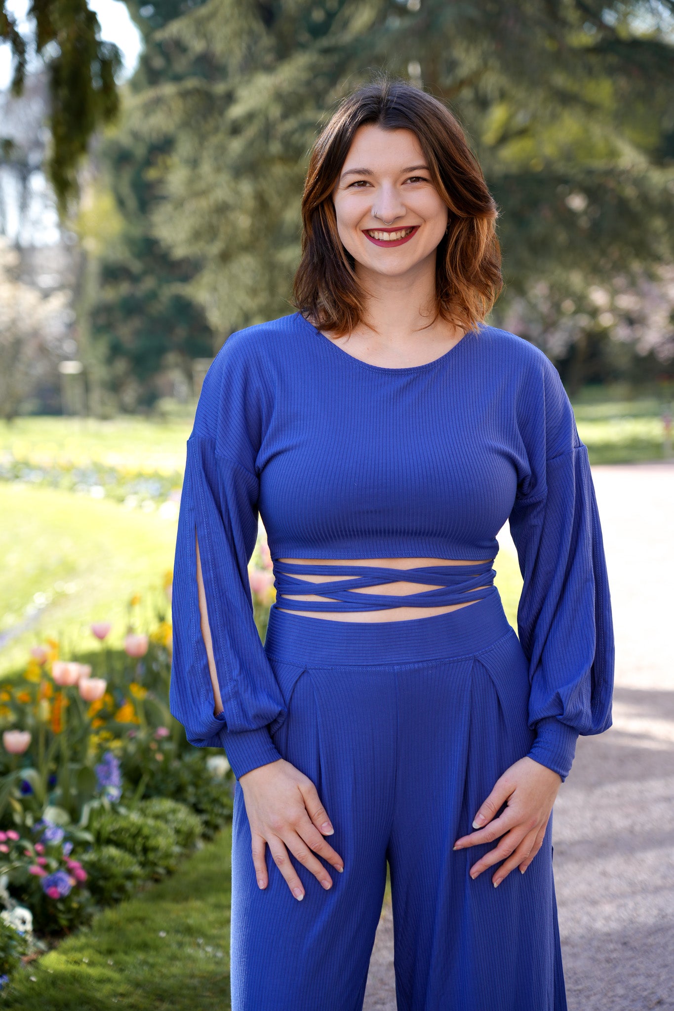 Eleganter Crop-Pulli in tiefem Blau für den modernen, nachhaltigen Look