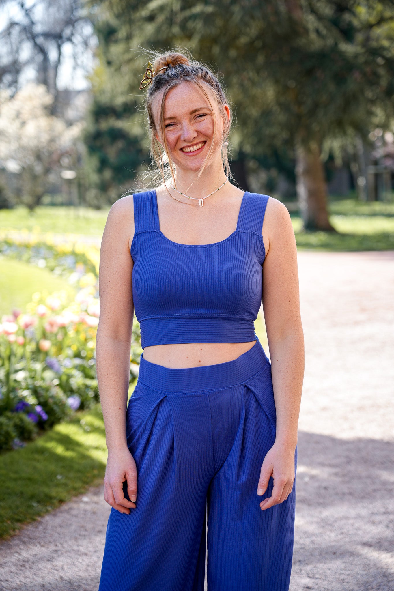 Indigoblaues Crop Top mit breiten Trägern 
